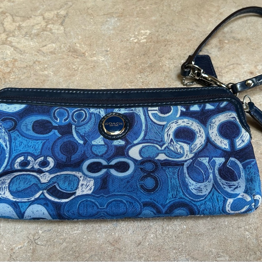 Coach Poppy Signature C Wristlet - Picture 2 of 7